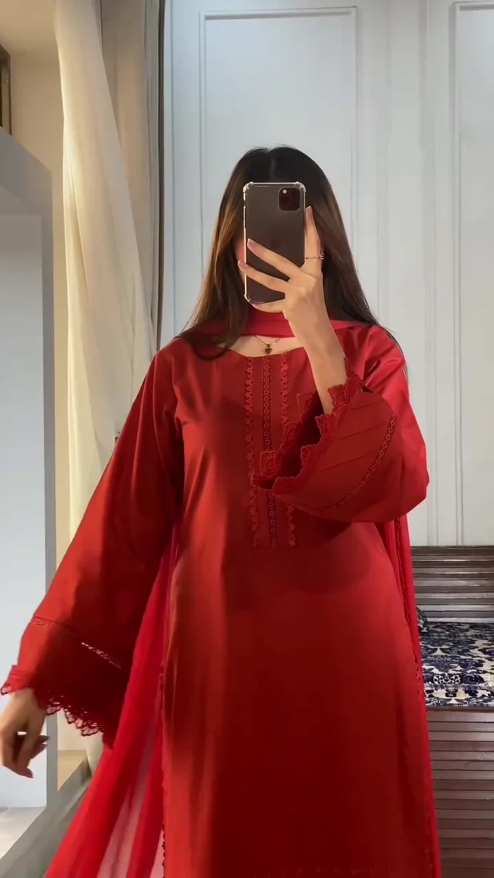 Floral Embroidered Bell Sleeves Organza Straight Kurta With Trousers & Dupatta - Image 2